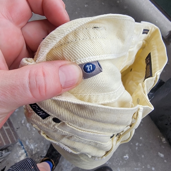 Citizens of Humanity Dylan Drop Rise Cropped Jean in Pale Yellow - Picture 5 of 9